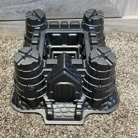 Nordic Ware Pro Cast Castle Bundt Pan - Picture 4 of 10